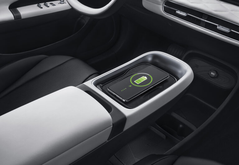 Bezvadu tālruņa uzlāde Dongfeng Box centrālajā konsolē