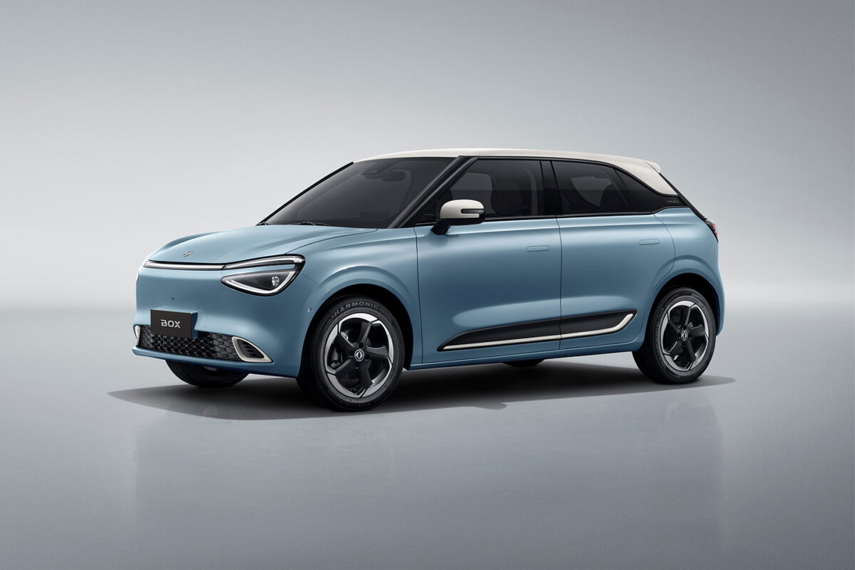 Pilsētas elektroauto Dongfeng Box zilā krāsā ar baltu jumtu