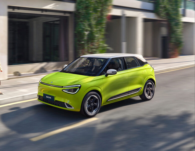Spilgti dzeltens elektroauto Dongfeng Box brauc pa pilsētas ielu — stilīgs un ekoloģisks risinājums ikdienas dzīvei