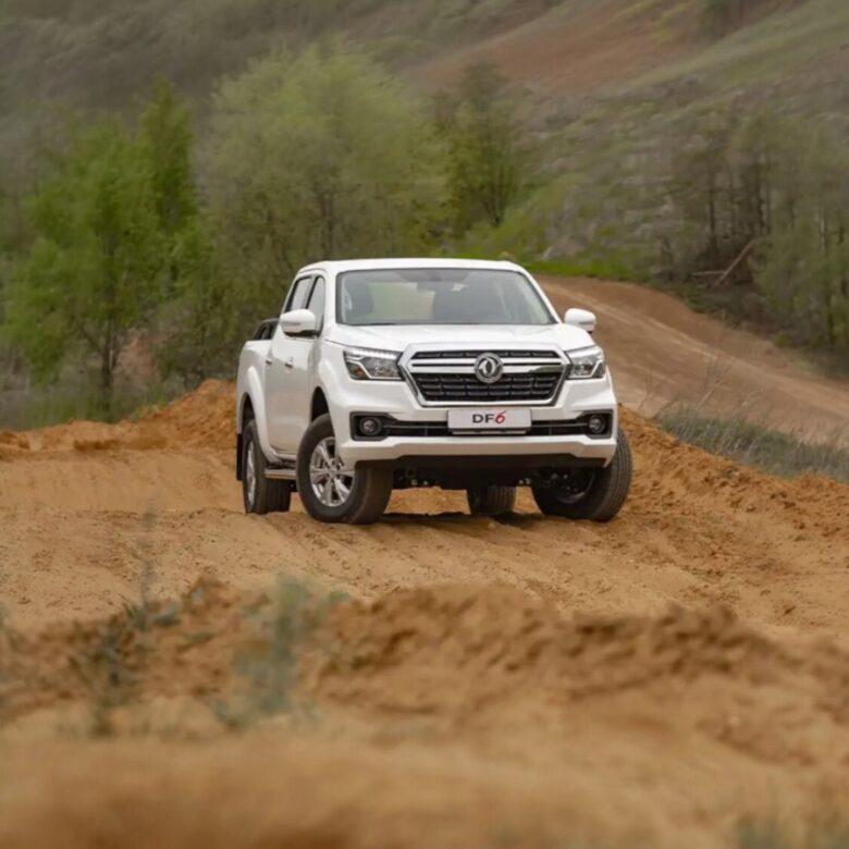 Dongfeng DF6 pārvar kāpumu pa sarežģītu reljefu