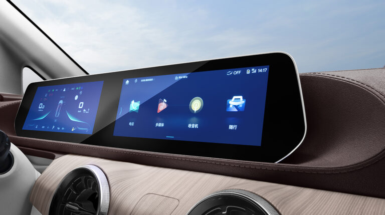 Platekrāna 4K displejs uz instrumentu paneļa ar multimēdiju un navigācijas saskarni