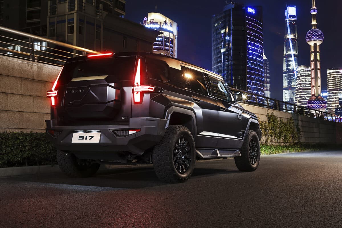M-Hero in evening lighting with bright vertical lights
