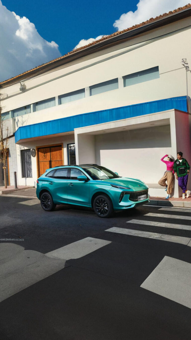 Urban crossover Dongfeng T5 EVO with sporty design, front and side view