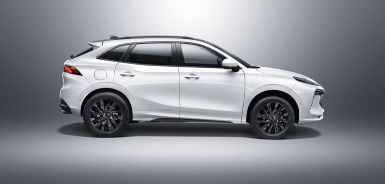 Profile view of white T5 EVO on neutral background — combination of dynamics and elegance