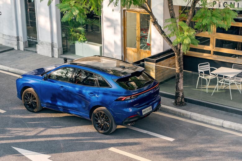 Top view of blue T5 EVO with black roof – emphasizes body shape and panoramic roof