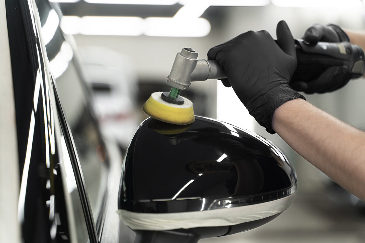 Auto virsbūves pulēšana ar speciālu iekārtu