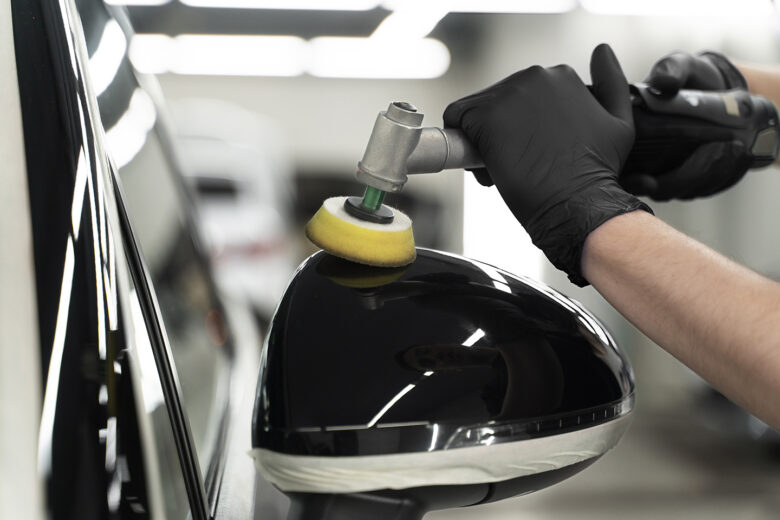 Auto virsbūves pulēšana ar speciālu iekārtu