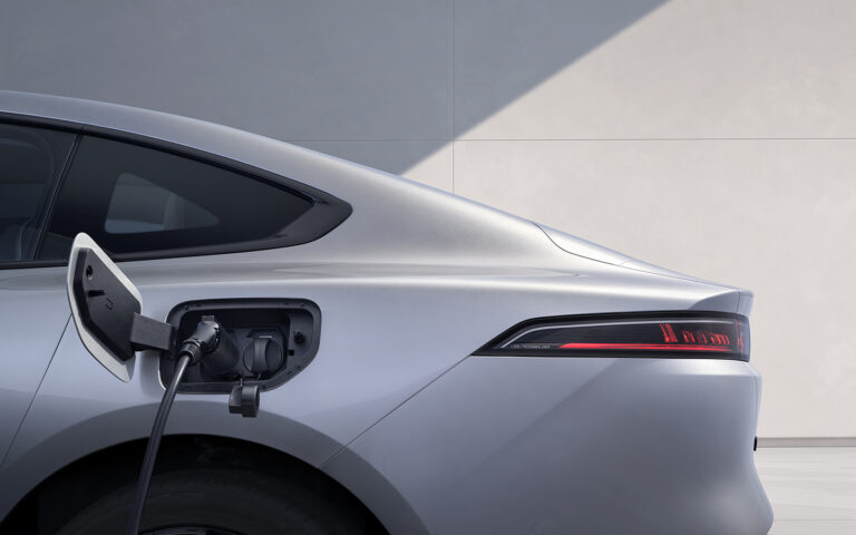 Elektroauto uzlāde pie stacijas