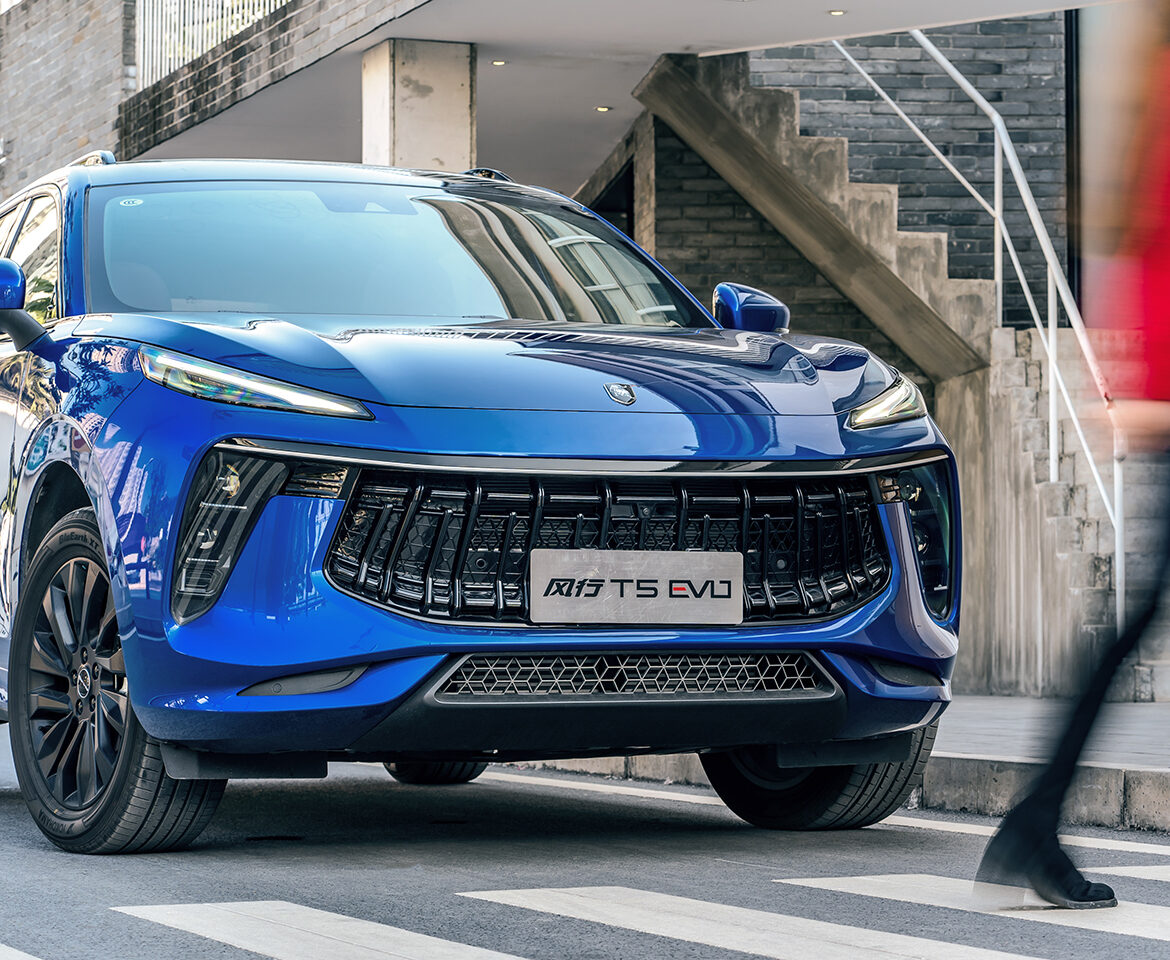 Синий Forthing T5 EVO на пешеходном переходе с акцентом на стильный дизайн передней части