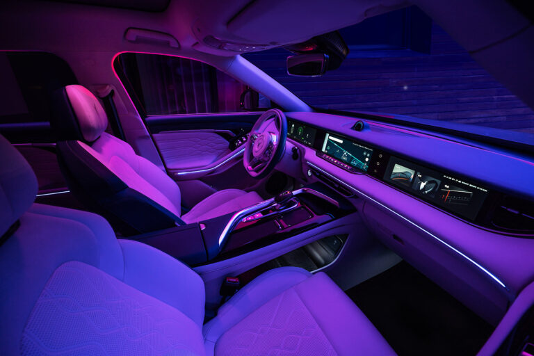 Ambient lighting of Voyah Free interior in purple-pink tones, creating a cozy atmosphere.