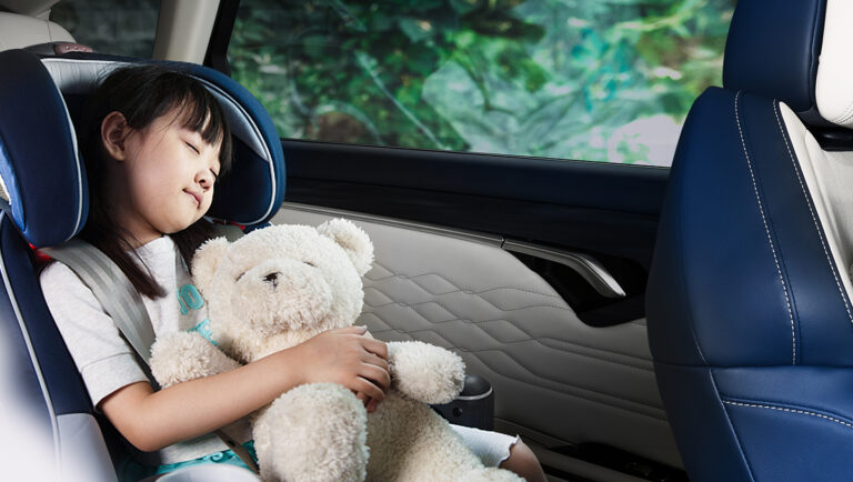 Child with toy in Voyah Free child seat — comfort and safety of rear seats.