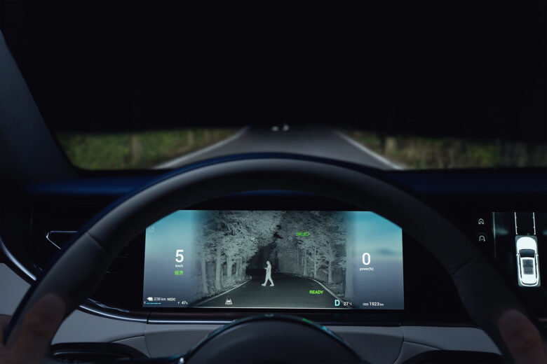 Night driving Voyah Free with night vision system and pedestrian recognition