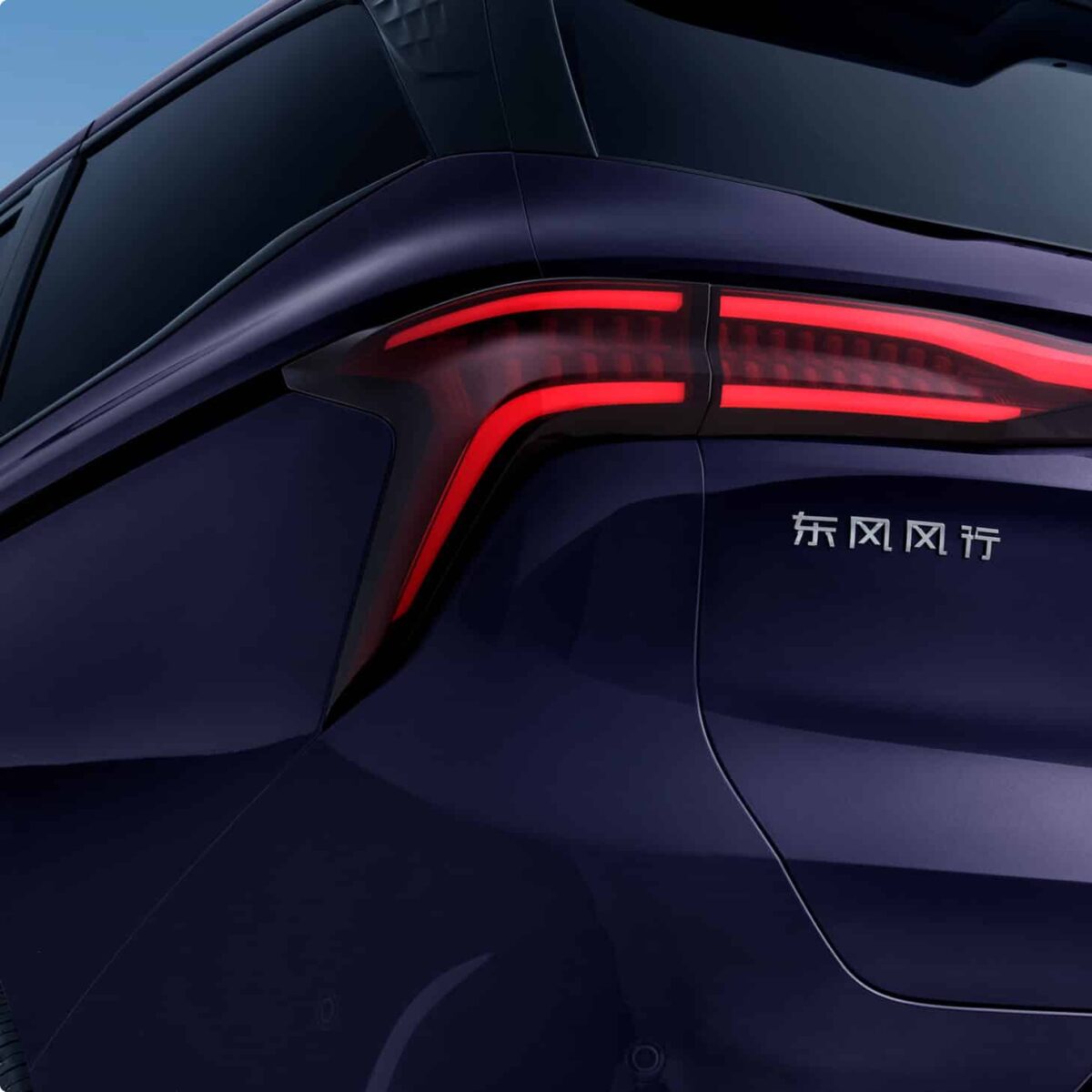 LED lukturi tuvplānā ar zīmola logotipu