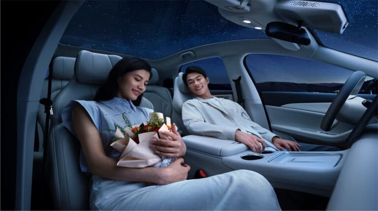 Панорамная крыша Forthing S7, создающая ощущение простора и открытости даже ночью